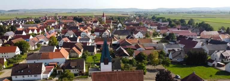 Erlöserkirche mit Blick übers Ries